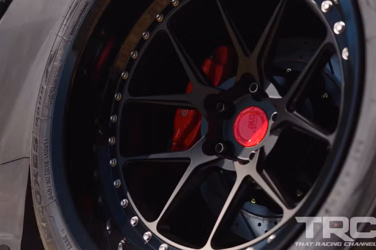 Một bộ phanh Brembo mới cũng đã được lắp đặt, và chủ xe đã lấy chúng từ một chiếc Jeep Grand Cherokee SRT8. Chiếc 350Z bây giờ cũng có bộ la-zăng hậu mãi bọc trong lốp Toyo R88R.