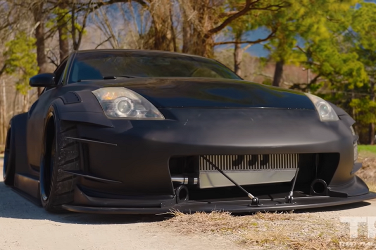 Bên cạnh đó, chủ xe cũng mất nhiều công sức để đại tu hệ thống treo phía sau với thiết lập “pushrod” mới, sử dụng một bộ thanh lò xo cuộn QA1 có thể điều chỉnh được. Phần đầu xe cũng sử dụng thanh lò xo cuộn QA1 hứa hẹn sẽ giúp chiếc xe xử lý tốt hơn nữa.