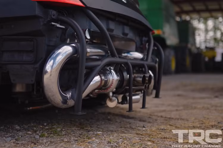 Động cơ 3.5 lít cũng nhận được hệ thống phun nhiên liệu mới, và giờ đây có thể truyền tải 560 mã lực tới bánh sau, không thua kém là bao so với Nisstan GT-R mới.