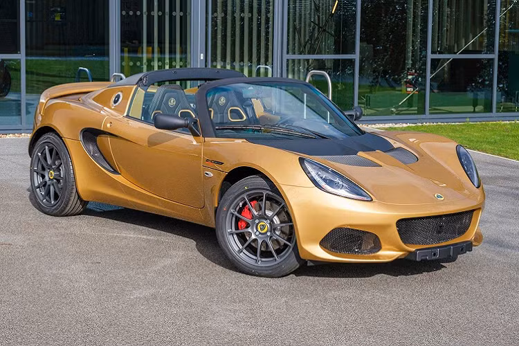 Vào tháng 12/2021, Lotus thông báo kết thúc dây chuyền sản xuất của các mẫu xe mang tính biểu tượng gồm Elise, Exige và Evora. Số lượng xe được sản xuất ở ba dòng này trên thực tế bằng gần một nửa tổng sản lượng của Lotus trong suốt 73 năm tồn tại. Việc kết thúc dây chuyền sản xuất của ba mẫu xe này là một trong những nỗ lực để đưa thương hiệu sang trang mới với những mẫu xe hứa hẹn sẽ đem đến những thay đổi đột phá cho thương hiệu xe hơi Anh Quốc.