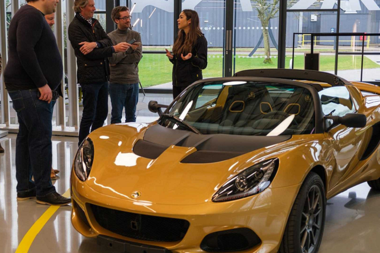 Trong suốt vòng đời 25 năm, thương hiệu Lotus từng sản xuất tổng cộng 35.124 chiếc xe. Lotus Elise ra đời vào giữa những năm 90 và vào thời điểm đó, Romano Artioli là chủ tịch và chủ sở hữu của Lotus và Bugatti. Chiếc roadster hai chỗ ngồi, động cơ đặt giữa này đã từng được đặt theo tên cháu gái của ông, Elisa Artioli. Cô Elisa mới chỉ hai tuổi vào thời điểm mà ông Romano quyết định sử dụng tên gọi này.