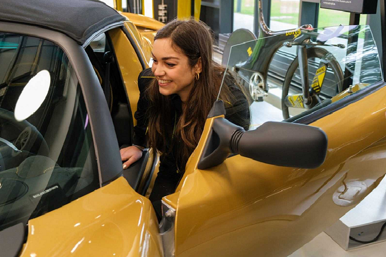 Sự thành công và doanh số Lotus Elise đã giúp thương hiệu xe hơi Anh Quốc hồi sinh. Khi được sửa đổi theo các quy định của Bắc Mỹ vào năm 2004, chiếc xe đã được cung cấp túi khí, hệ thống kiểm soát độ bám đường và kiểm soát độ ổn định và chính điều này đã đưa Lotus trở lại thị trường này. Lotus Elise chính là một hình ảnh tiêu biểu của kỹ thuật “simple yet sophisticated", đơn giản nhưng tinh vi với cấu trúc tối giản của chiếc xe. Đồng thời đây cũng chính là bản chất của những chiếc Lotus.