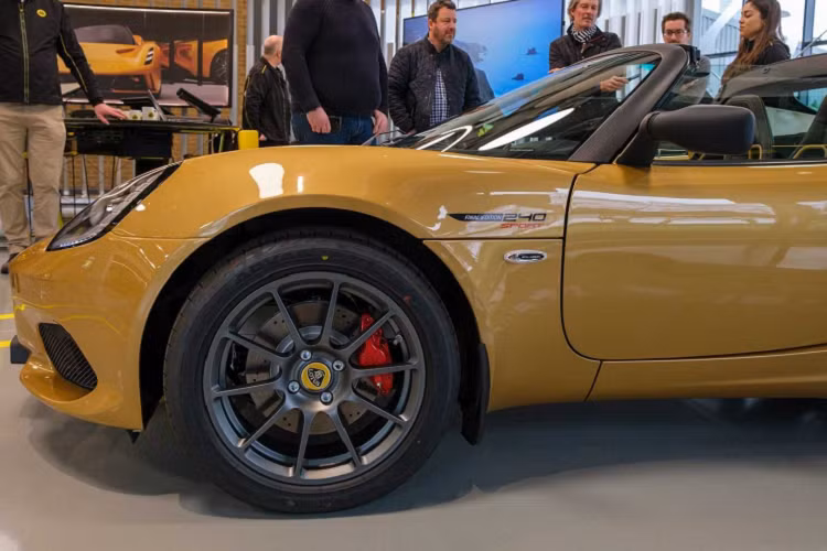 Artioli chào tạm biệt Lotus Elise trong một bức thư đầy xúc động thể hiện mối quan hệ sâu sắc của cô với chiếc xe, đồng thời cũng gửi tới người ông của cô lời cảm ơn chân thành. Trong thư, Elisa có viết: “Năm 1993 khi tôi sinh ra, bạn (Lotus Elise) chỉ mới tồn tại trên một tờ giấy.