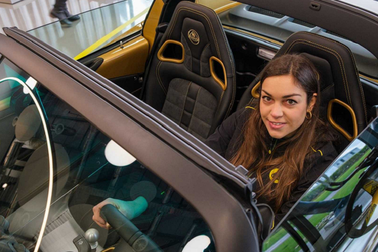 Chiếc Lotus Elise cuối cùng được chế tạo vừa qua đã được bàn giao tới tay cô Elise Artioli trong một buổi lễ đăc biệt diễn ra tại trụ sở chính ở Norfolk, Anh. Artioli đã được nhận bàn giao chiếc xe Elise Sport 240 cuối cùng với màu Vàng Championship Gold. Bên cạnh màu sắc độc đáo, chiếc xe này thực sự rất ý nghĩa khi được đưa tới tay của cô gái từng là nguồn cảm hứng cho tên gọi của cả một dòng xe.