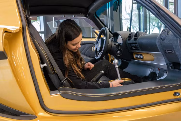 Vào ngày 12/9/1995, Lotus Elise đã chính thức đến với thế giới cùng tên gọi được lấy cảm hứng từ chính tên gọi của cô bé Elisa ngày ấy chỉ mới hai tuổi.” Chính sự kết nối này đã đem tới cho cô Elisa một niềm tự hào cùng những kỷ niệm khó quên, chính vì thế mà khi dây chuyền sản xuất của dòng xe này khép lại cũng để lại trong cô chút tiếc nuối.