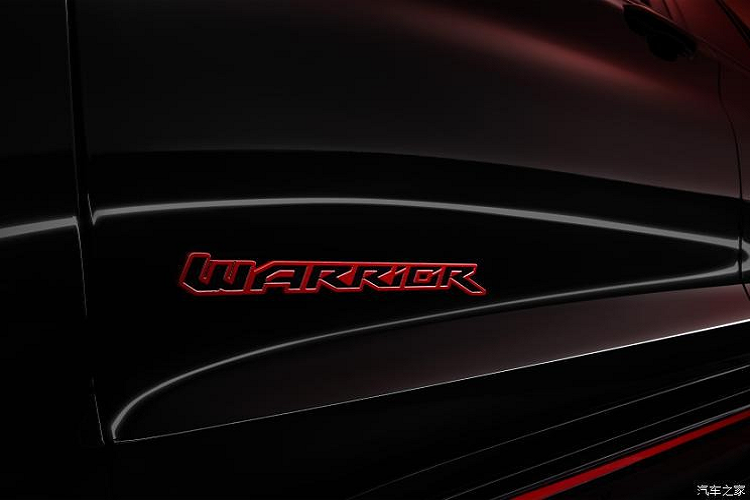 Khác với xe nguyên bản, Ford Explorer 30th Anniversary Edition có thân khá mượt mà, đường waistline được nâng cao nhằm tạo hiệu ứng dịch chuyển đẹp mắt. Thêm vào đó, các chi tiết như gương chiếu hậu hay ốp nẹp thân, viền hốc gió và biểu tượng Warrior màu đỏ giúp làm nổi bật đặc trưng và thể hiện bản kỷ niệm của xe.