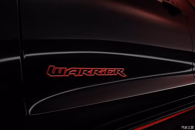 Khác với xe nguyên bản, Ford Explorer 30th Anniversary Edition có thân khá mượt mà, đường waistline được nâng cao nhằm tạo hiệu ứng dịch chuyển đẹp mắt. Thêm vào đó, các chi tiết như gương chiếu hậu hay ốp nẹp thân, viền hốc gió và biểu tượng Warrior màu đỏ giúp làm nổi bật đặc trưng và thể hiện bản kỷ niệm của xe.