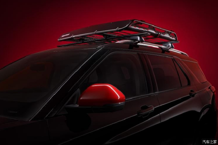 Theo công bố, Ford Explorer 2022 bản đặc biệt được phát triển trên thế hệ xe đang được bán ra thị trường Trung Quốc, đi kèm là một số thay đổi bổ sung nhằm nhấn mạnh phong cách cứng cáp và mạnh mẽ. Cụ thể, lưới tản nhiệt của xe có kích thước lớn nhằm ăn nhập với phong cách xe, trong khi giá nóc bắt mắt giúp xe thêm bụi bặm và phiêu lưu.