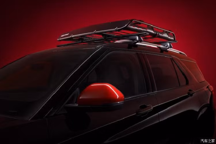 Theo công bố, Ford Explorer 2022 bản đặc biệt được phát triển trên thế hệ xe đang được bán ra thị trường Trung Quốc, đi kèm là một số thay đổi bổ sung nhằm nhấn mạnh phong cách cứng cáp và mạnh mẽ. Cụ thể, lưới tản nhiệt của xe có kích thước lớn nhằm ăn nhập với phong cách xe, trong khi giá nóc bắt mắt giúp xe thêm bụi bặm và phiêu lưu.