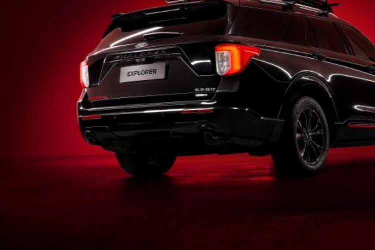 Phần đuôi xe vẫn được giữ nguyên thiết kế, nhưng cụm đèn hậu với thiết kế chữ C tinh tế hơn, tạo nên sự tương phản với phong cách cứng cáp của tổng thể xe.