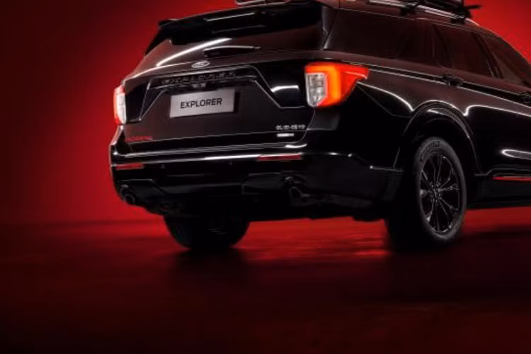 Phần đuôi xe vẫn được giữ nguyên thiết kế, nhưng cụm đèn hậu với thiết kế chữ C tinh tế hơn, tạo nên sự tương phản với phong cách cứng cáp của tổng thể xe.