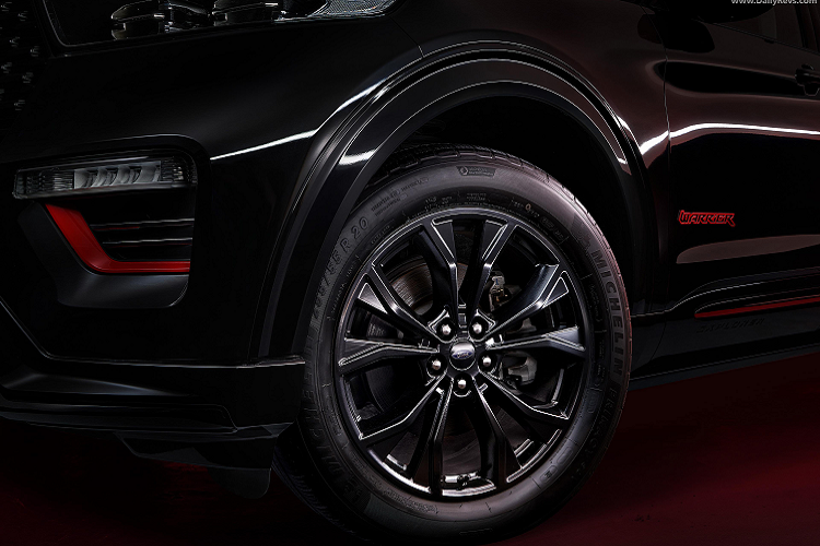 Xe sử dụng hộp số tự động 10 cấp tiêu chuẩn và hệ dẫn động 4 bánh với tỷ số truyền 50:50.