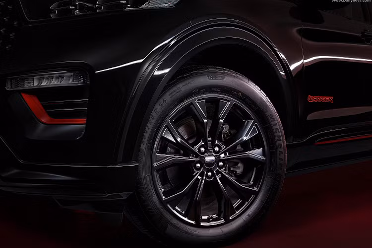 Xe sử dụng hộp số tự động 10 cấp tiêu chuẩn và hệ dẫn động 4 bánh với tỷ số truyền 50:50.