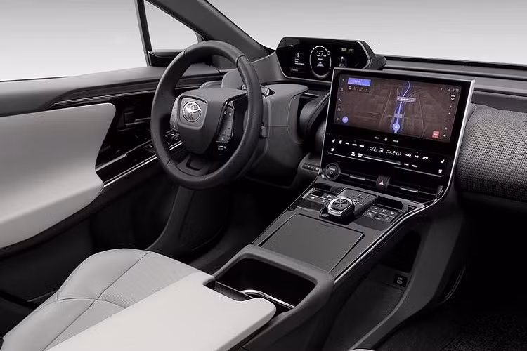 Thuộc phân khúc SUV cỡ trung, Toyota bZ4X sở hữu kích thước cụ thể bao gồm chiều dài 4.690 mm, chiều rộng 1.860 mm, chiều cao 1.650 mm và chiều dài cơ sở 2.850 mm. Ngoài ra, xe còn có trọng lượng từ 1.920 - 2.005 kg, tùy phiên bản. Với kích thước này, Toyota bZ4X sẽ là đối thủ của VinFast VF8 khi mẫu ô tô điện Việt Nam được tung ra thị trường trong tương lai.