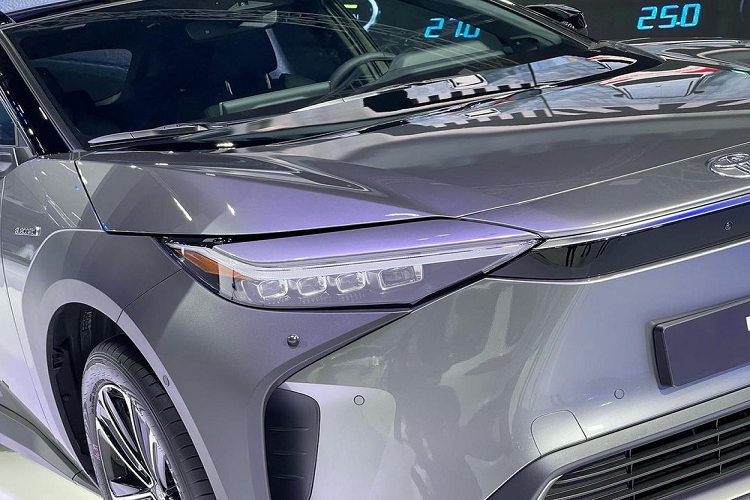 Ở phiên bản AWD, Toyota bZ4X được trang bị 2 mô-tơ điện nằm trên 2 trục, cho công suất tổng cộng 215 mã lực và mô-men xoắn cực đại 336 Nm. Dù ở phiên bản nào, xe cũng được trang bị cụm pin lithium-ion 71,4 kWh.