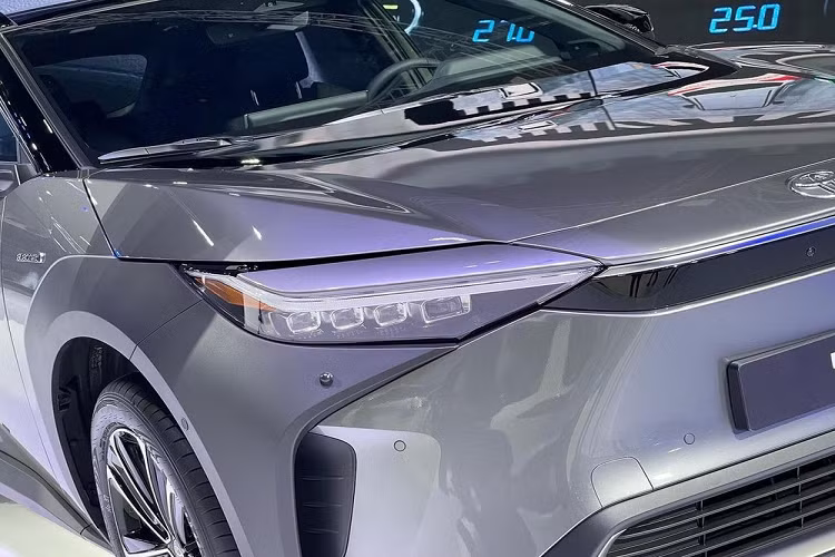 Ở phiên bản AWD, Toyota bZ4X được trang bị 2 mô-tơ điện nằm trên 2 trục, cho công suất tổng cộng 215 mã lực và mô-men xoắn cực đại 336 Nm. Dù ở phiên bản nào, xe cũng được trang bị cụm pin lithium-ion 71,4 kWh.