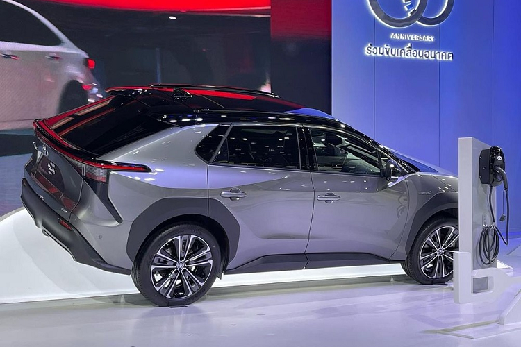 Toyota bZ4X sở hữu không gian nội thất khá hiện đại với bảng đồng hồ kỹ thuật số nằm sát với kính lái và màn hình cảm ứng cỡ lớn, hỗ trợ tính năng cập nhật phần mềm qua WiFi, định vị dựa trên đám mây và ra lệnh bằng giọng nói.