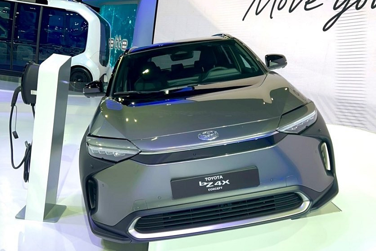 Phạm vi di chuyển của phiên bản FWD là gần 500 km và phiên bản AWD là 460 km. Người dùng có thể sạc pin bằng hệ thống sạc chậm 6,6 kW hoặc sạc nhanh 150 kW. Với hệ thống sạc nhanh, dung lượng pin sẽ tăng lên 80% trong thời gian chỉ 30 phút.