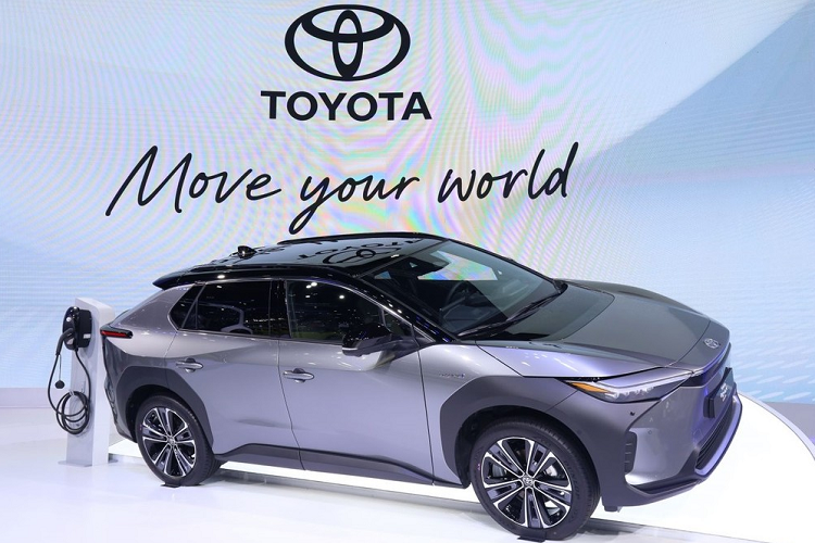 Tham gia triển lãm Bangkok International Motor Show 2022 (BIMS 2022) hiện đang diễn ra tại Thái Lan, hãng Toyota đã mang mẫu SUV thuần điện bZ4X hoàn toàn mới đến trưng bày. Toyota bZ4X 2023 mới chính là mẫu ôtô thuần điện sản xuất thương mại đầu tiên của thương hiệu.