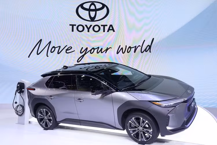 Tham gia triển lãm Bangkok International Motor Show 2022 (BIMS 2022) hiện đang diễn ra tại Thái Lan, hãng Toyota đã mang mẫu SUV thuần điện bZ4X hoàn toàn mới đến trưng bày. Toyota bZ4X 2023 mới chính là mẫu ôtô thuần điện sản xuất thương mại đầu tiên của thương hiệu.