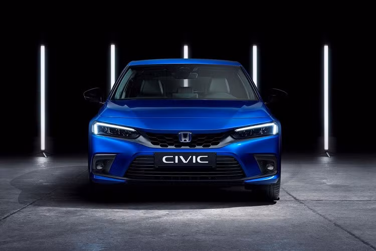 Hiện hãng Honda chưa công bố mức tiêu thụ nhiên liệu của Civic e:HEV Hatchback mới. Tuy nhiên, xe chắc chắn sẽ tiết kiệm xăng hơn phiên bản cũ. Điều này hứa hẹn sẽ mang đến lợi thế lớn cho Honda Civic e:HEV Hatchback 2022 trong thời buổi giá xăng dầu thế giới tăng cao. 