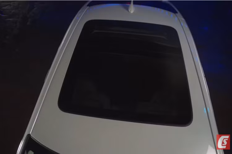 Bước vào bên trong Honda Civic e:HEV Hatchback 2022, người lái sẽ bắt gặp mặt táp-lô mới, màn hình thông tin giải trí 9 inch nằm độc lập, hỗ trợ Apple CarPlay/Android Auto không dây, bảng đồng hồ kỹ thuật số với màn hình 10,2 inch, cửa gió điều hòa kéo dài đi kèm lưới hình tổ ong và hệ thống âm thanh Bose 12 loa. Nhờ kích thước tăng lên nên khoảng duỗi chân dành cho hành khách ngồi trên hàng ghế sau cũng rộng rãi hơn trước. 