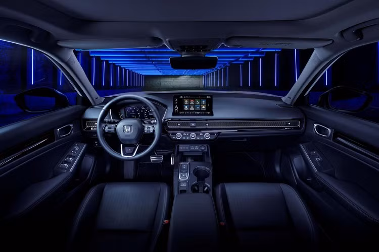 Trừ hệ truyền động, Honda Civic e:HEV Hatchback 2022 ở châu Âu có thiết kế nội - ngoại thất và kích thước giống hệt xe dành cho những thị trường khác. Cụ thể, xe sở hữu chiều dài 4.550 mm, rộng 1.800 mm, cao 1.415 mm và chiều dài cơ sở 2.735 mm. So với thế hệ cũ, mẫu xe hatchback này dài hơn 30 mm, thấp hơn 5 mm và chiều dài cơ sở tăng 35 mm. 