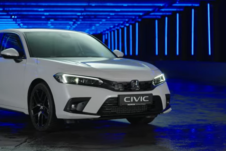 Cuối cùng là những trang bị an toàn đầy đủ như 11 túi khí và gói công nghệ an toàn Honda Sensing với tính năng hỗ trợ lái khi tắc đường mới, hệ thống kiểm soát hành trình thích ứng cũng như hỗ trợ đưa xe vào giữa làn đường. Dự kiến, mẫu xe hatchback hạng C này sẽ chính thức được bày bán tại châu Âu vào mùa thu năm nay. Giá xe Honda Civic e:HEV Hatchback 2022 vẫn chưa được công bố. 