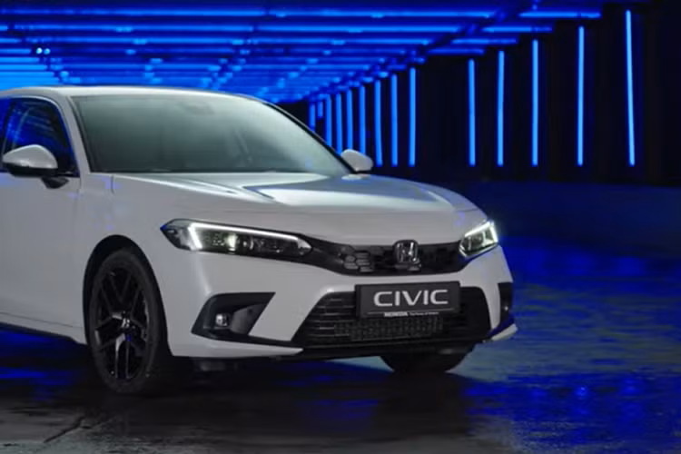 Cuối cùng là những trang bị an toàn đầy đủ như 11 túi khí và gói công nghệ an toàn Honda Sensing với tính năng hỗ trợ lái khi tắc đường mới, hệ thống kiểm soát hành trình thích ứng cũng như hỗ trợ đưa xe vào giữa làn đường. Dự kiến, mẫu xe hatchback hạng C này sẽ chính thức được bày bán tại châu Âu vào mùa thu năm nay. Giá xe Honda Civic e:HEV Hatchback 2022 vẫn chưa được công bố. 