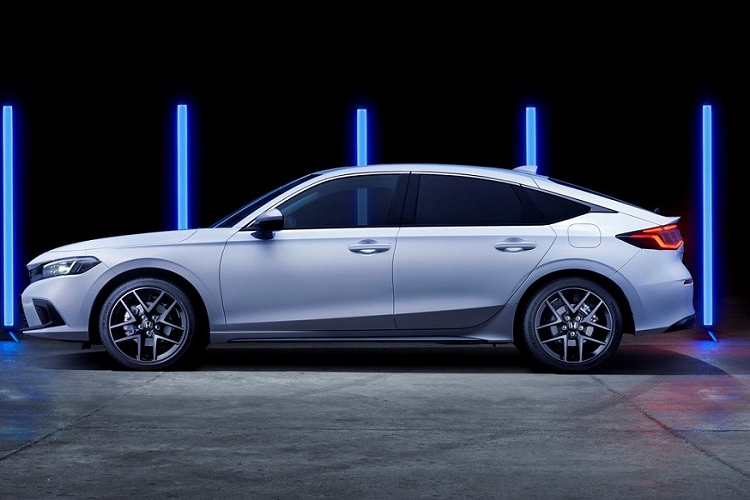 Hệ truyền động hybrid này tạo ra công suất tổng cộng 181 mã lực và mô-men xoắn cực đại 315 Nm. So với phiên bản cũ dùng động cơ xăng VTEC Turbo 4 xi-lanh, tăng áp, dung tích 1.5L, Honda Civic e:HEV Hatchback 2022 mạnh hơn 1 mã lực và 75 Nm. 