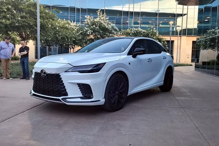 Ngoại hình mẫu xe crossover Lexus RX 2023 mang hơi hướng điện hoá với lưới tản nhiệt đặt thấp, sử dụng các hoạ tiết hình con suốt đồng màu thân xe. Hai bên là cụm đèn pha mới, tích hợp dải đèn LED định vị ban ngày hình chữ "L" quen thuộc, ngay bên dưới là khe gió nằm dọc với viền đen bóng và tích hợp đèn sương mù trước.