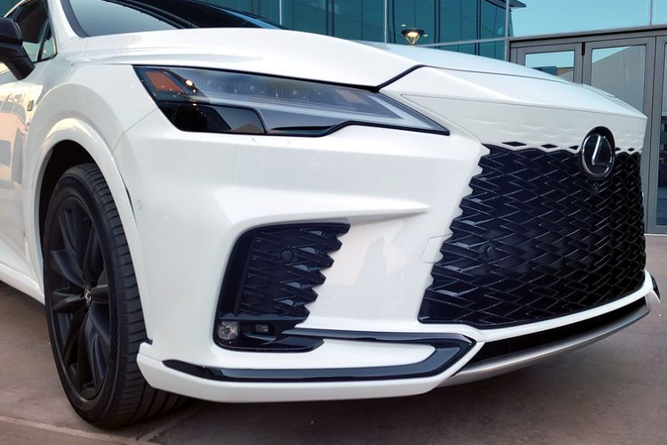 Một số điểm nhấn khác của RX 2023 là các vòm bánh xe tròn trịa, thân xe mượt mà hơn, bộ mâm hợp kim 19 inch tiêu chuẩn hoặc tùy chọn 21 inch, đèn hậu nối liền với nhau bằng dải đèn mỏng ở giữa, khe gió hẹp ở hai góc đuôi xe, nẹp màu đen trên cản sau và ống xả được giấu khá kỹ, tạo cảm giác gọn gàng hơn.