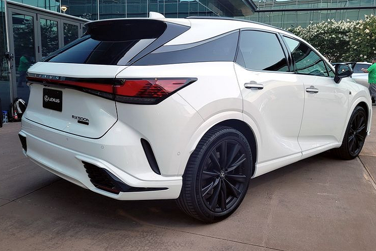 Trong khi đó, RX 500h F Sport Performance sử dụng động cơ xăng tăng áp 2.4L 4 xi-lanh, hộp số tự động 6 cấp, kết hợp mô-tơ điện, cho công suất 367 mã lực và mô-men xoắn cực đại 550 Nm. Xe chỉ cần 5,9 giây để tăng tốc từ 0 - 96 km/h.