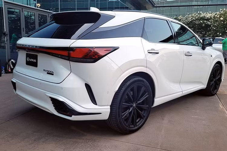 Trong khi đó, RX 500h F Sport Performance sử dụng động cơ xăng tăng áp 2.4L 4 xi-lanh, hộp số tự động 6 cấp, kết hợp mô-tơ điện, cho công suất 367 mã lực và mô-men xoắn cực đại 550 Nm. Xe chỉ cần 5,9 giây để tăng tốc từ 0 - 96 km/h.