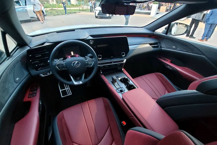 Nhìn chung, thiết kế nội thất của RX 2023 rất giống với NX thế hệ mới, bao gồm bảng đồng hồ kỹ thuật số và hệ thống thông tin giải trí Lexus Interface thế hệ mới, đi kèm màn hình cảm ứng 9,8 inch trên phiên bản tiêu chuẩn hoặc 14 inch trên các phiên bản cao cấp.