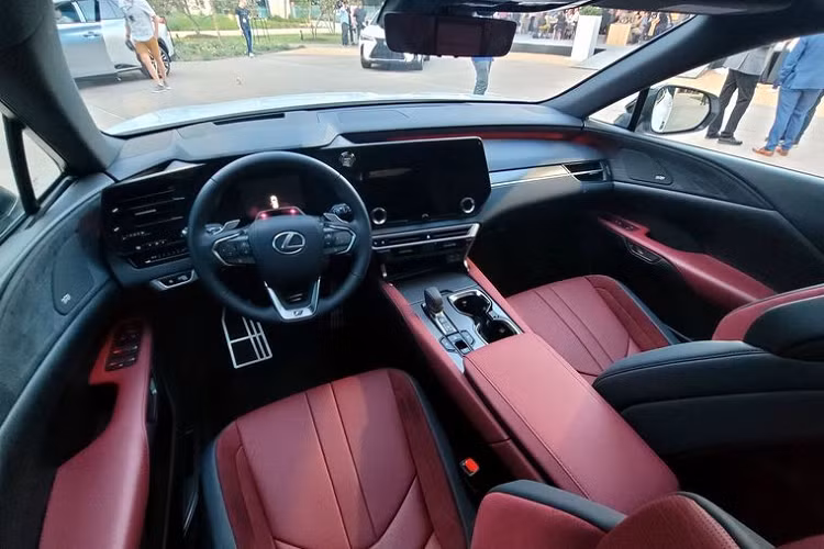 Nhìn chung, thiết kế nội thất của RX 2023 rất giống với NX thế hệ mới, bao gồm bảng đồng hồ kỹ thuật số và hệ thống thông tin giải trí Lexus Interface thế hệ mới, đi kèm màn hình cảm ứng 9,8 inch trên phiên bản tiêu chuẩn hoặc 14 inch trên các phiên bản cao cấp.