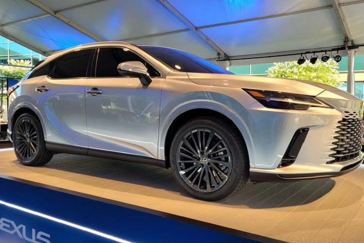 Đi kèm là hộp số tự động 8 cấp, hệ dẫn động cầu trước hoặc 4 bánh toàn thời gian. Nhờ đó, xe có thể tăng tốc từ 0-96 km/h trong thời gian 7,2 giây, nhanh hơn trước 0,7 giây.