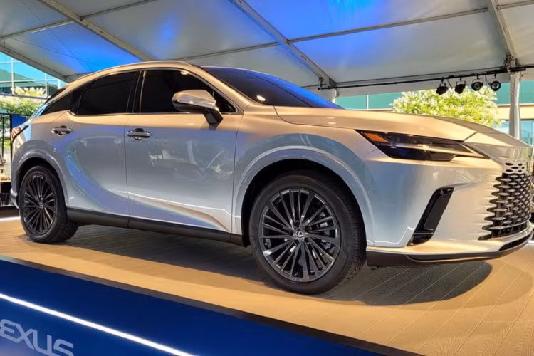 Đi kèm là hộp số tự động 8 cấp, hệ dẫn động cầu trước hoặc 4 bánh toàn thời gian. Nhờ đó, xe có thể tăng tốc từ 0-96 km/h trong thời gian 7,2 giây, nhanh hơn trước 0,7 giây.