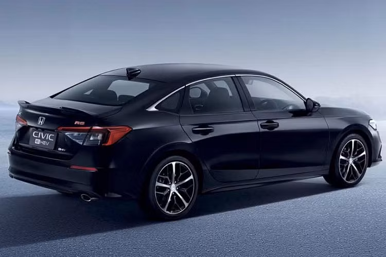 Động cơ xăng của Honda Civic e:HEV 2022 cho công suất tối đa 141 mã lực tại tua máy 6.000 vòng/phút và mô-men xoắn cực đại 182 Nm tại tua máy 4.500 vòng/phút. Động cơ kết hợp với mô-tơ điện tạo ra công suất tổng cộng 184 mã lực và mô-men xoắn cực đại 315 Nm. Xe có 3 chế độ lái quen thuộc là ECON, Normal và Sport.