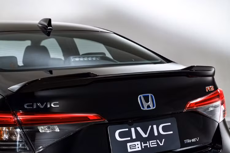 Bên cạnh hệ truyền động hybrid mới, Honda Civic e:HEV 2022 còn có một số điểm khác biệt về thiết kế so với phiên bản máy xăng 1.5L như logo hình chữ "H" màu xanh dương, logo "e:HEV" trên nắp cốp sau và 1 ống xả nằm bên phải.
