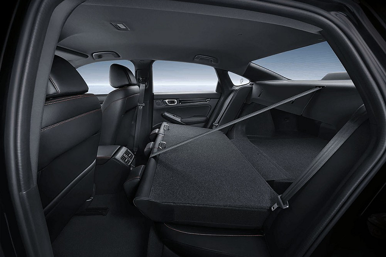 Ngoài ra, Honda Civic e:HEV 2022 còn có những tính năng an toàn khác như camera lùi, cân bằng điện tử, hỗ trợ khởi hành ngang dốc, tự động khóa cửa khi người lái cầm khóa và rời khỏi xe, cảnh báo điểm mù, cảnh báo còn hành khách trên ghế sau hoặc cảnh báo khi người lái mất tập trung.