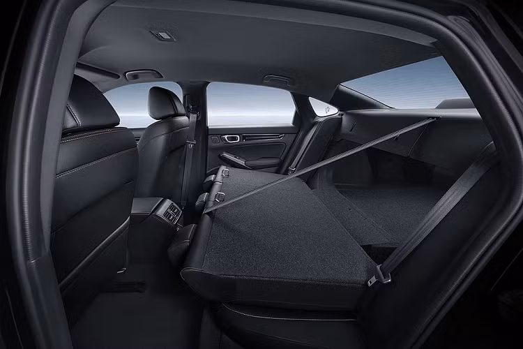 Ngoài ra, Honda Civic e:HEV 2022 còn có những tính năng an toàn khác như camera lùi, cân bằng điện tử, hỗ trợ khởi hành ngang dốc, tự động khóa cửa khi người lái cầm khóa và rời khỏi xe, cảnh báo điểm mù, cảnh báo còn hành khách trên ghế sau hoặc cảnh báo khi người lái mất tập trung.