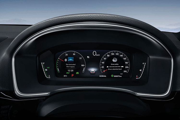 Dù ở bản trang bị nào, Honda Civic e:HEV 2022 cũng có 6 túi khí và hệ thống an toàn chủ động Honda Sensing tiêu chuẩn. Gói Honda Sensing của xe bao gồm những tính năng như đèn chiếu xa chỉnh tự động, hệ thống cảnh báo chệch làn đường, hỗ trợ ngăn chệch làn đường, cảnh báo va chạm với ô tô/người đi bộ tích hợp hỗ trợ phanh, hệ thống kiểm soát hành trình thích ứng ở mọi dải tốc độ và cảnh báo khi phương tiện phía trước khởi hành.