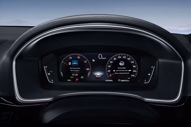 Dù ở bản trang bị nào, Honda Civic e:HEV 2022 cũng có 6 túi khí và hệ thống an toàn chủ động Honda Sensing tiêu chuẩn. Gói Honda Sensing của xe bao gồm những tính năng như đèn chiếu xa chỉnh tự động, hệ thống cảnh báo chệch làn đường, hỗ trợ ngăn chệch làn đường, cảnh báo va chạm với ô tô/người đi bộ tích hợp hỗ trợ phanh, hệ thống kiểm soát hành trình thích ứng ở mọi dải tốc độ và cảnh báo khi phương tiện phía trước khởi hành.