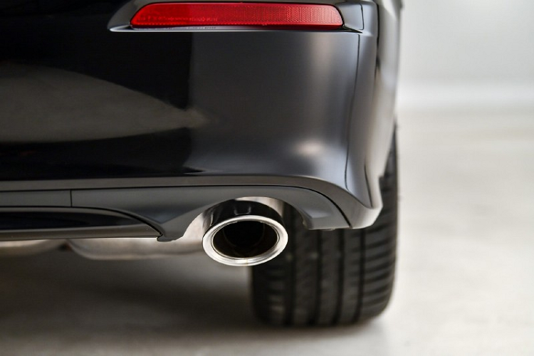 Ở bản EL+, Honda Civic e:HEV 2022 có những trang bị đáng chú ý như đèn pha LED toàn phần, bật/tắt tự động, dải đèn LED định vị ban ngày, 2 đèn sương mù trước, tự động tắt đèn pha khi tắt máy, đèn hậu LED hình chữ "C", gương chiếu hậu chỉnh điện/gập điện/tích hợp đèn báo rẽ, ăng-ten hình vây cá, vành hợp kim 17 inch, lốp 215/50 R17 và cần gạt nước tự động tích hợp rửa kính.