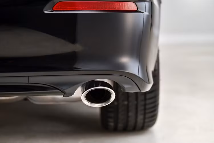 Ở bản EL+, Honda Civic e:HEV 2022 có những trang bị đáng chú ý như đèn pha LED toàn phần, bật/tắt tự động, dải đèn LED định vị ban ngày, 2 đèn sương mù trước, tự động tắt đèn pha khi tắt máy, đèn hậu LED hình chữ "C", gương chiếu hậu chỉnh điện/gập điện/tích hợp đèn báo rẽ, ăng-ten hình vây cá, vành hợp kim 17 inch, lốp 215/50 R17 và cần gạt nước tự động tích hợp rửa kính.