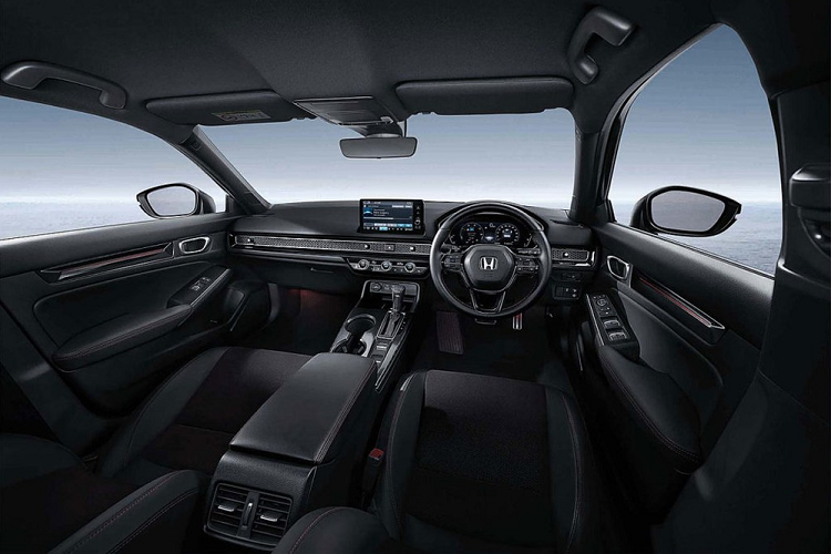 Bên trong bản EL+, Honda Civic e:HEV 2022 được trang bị ghế bọc da tổng hợp, vô lăng bọc da, chỉnh điện 4 hướng, tích hợp phím chức năng, nút bấm khởi động máy, điều hòa tự động, cửa gió cho hàng ghế sau, ghế lái chỉnh điện 8 hướng, ghế phụ lái chỉnh điện 4 hướng, bảng đồng hồ với màn hình đa thông tin 7 inch, màn hình thông tin giải trí 9 inch, hỗ trợ Apple CarPlay không dây, tính năng ra lệnh bằng giọng nói, 4 cổng USB và 8 loa.
