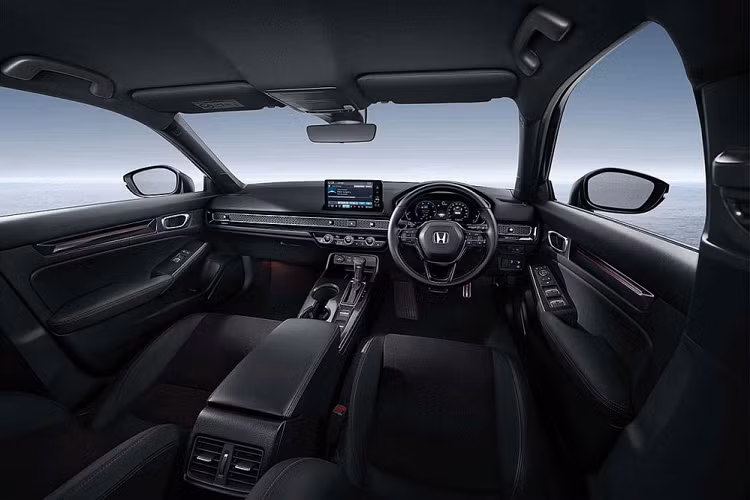 Bên trong bản EL+, Honda Civic e:HEV 2022 được trang bị ghế bọc da tổng hợp, vô lăng bọc da, chỉnh điện 4 hướng, tích hợp phím chức năng, nút bấm khởi động máy, điều hòa tự động, cửa gió cho hàng ghế sau, ghế lái chỉnh điện 8 hướng, ghế phụ lái chỉnh điện 4 hướng, bảng đồng hồ với màn hình đa thông tin 7 inch, màn hình thông tin giải trí 9 inch, hỗ trợ Apple CarPlay không dây, tính năng ra lệnh bằng giọng nói, 4 cổng USB và 8 loa.