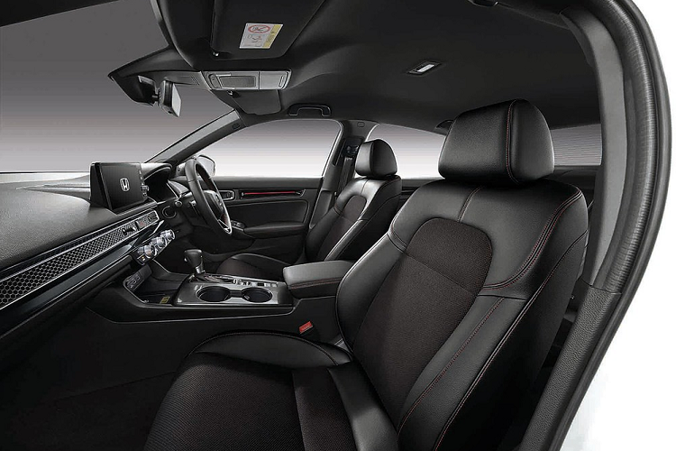 Trong khi đó, bản RS cao cấp hơn sẽ được bổ sung cánh gió sau màu đen, vành hợp kim 18 inch, sơn 2 màu, lốp 235/40 R18, 1 ống xả bên phải, bảng đồng hồ kỹ thuật số 10,2 inch, ghế sau gập 60:40, khóa thông minh dạng thẻ từ, sạc điện thoại thông minh không dây, điều hòa tự động 2 vùng độc lập, ghế bọc da đi kèm chỉ đỏ, hệ thống Honda Connect, hệ thống định vị và bộ bàn đạp thể thao.