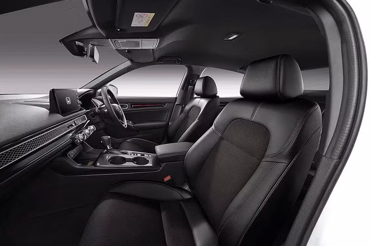 Trong khi đó, bản RS cao cấp hơn sẽ được bổ sung cánh gió sau màu đen, vành hợp kim 18 inch, sơn 2 màu, lốp 235/40 R18, 1 ống xả bên phải, bảng đồng hồ kỹ thuật số 10,2 inch, ghế sau gập 60:40, khóa thông minh dạng thẻ từ, sạc điện thoại thông minh không dây, điều hòa tự động 2 vùng độc lập, ghế bọc da đi kèm chỉ đỏ, hệ thống Honda Connect, hệ thống định vị và bộ bàn đạp thể thao.